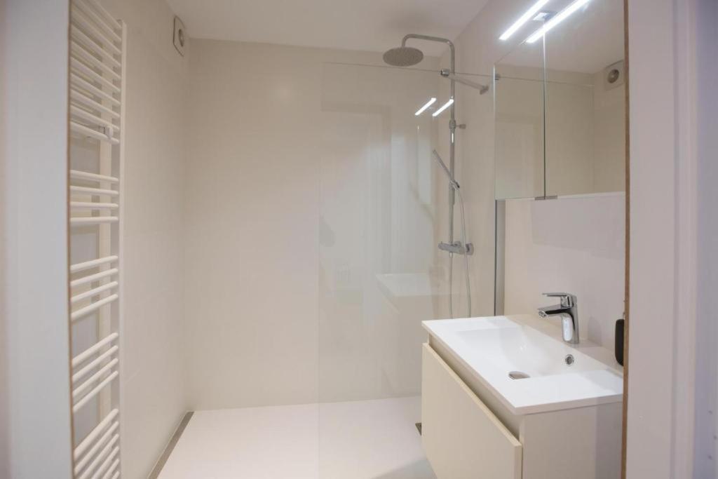 Luxury Apartment With Free Parking Oostende Bagian luar foto